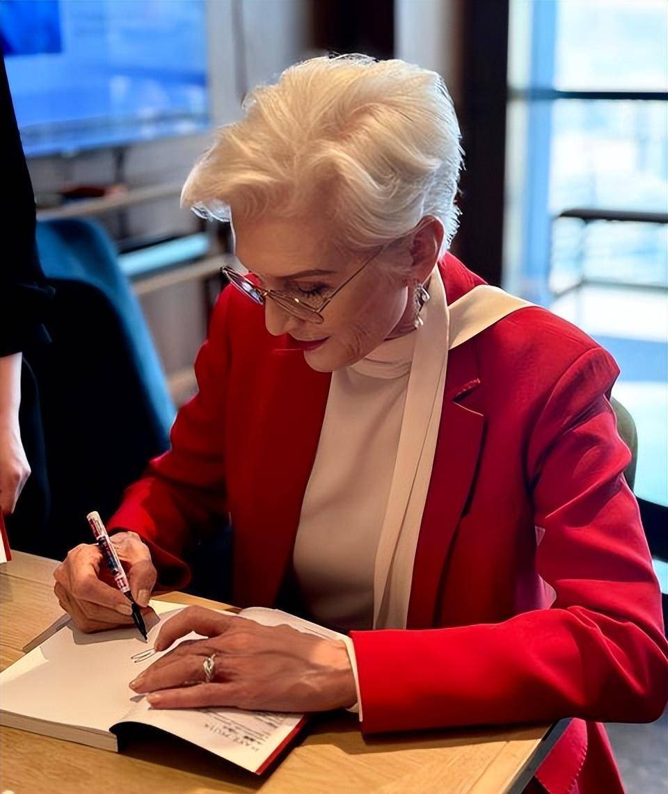 马斯克74岁妈妈来中国玩嗨了!穿中国风把人美到,太嫩哪像老太太