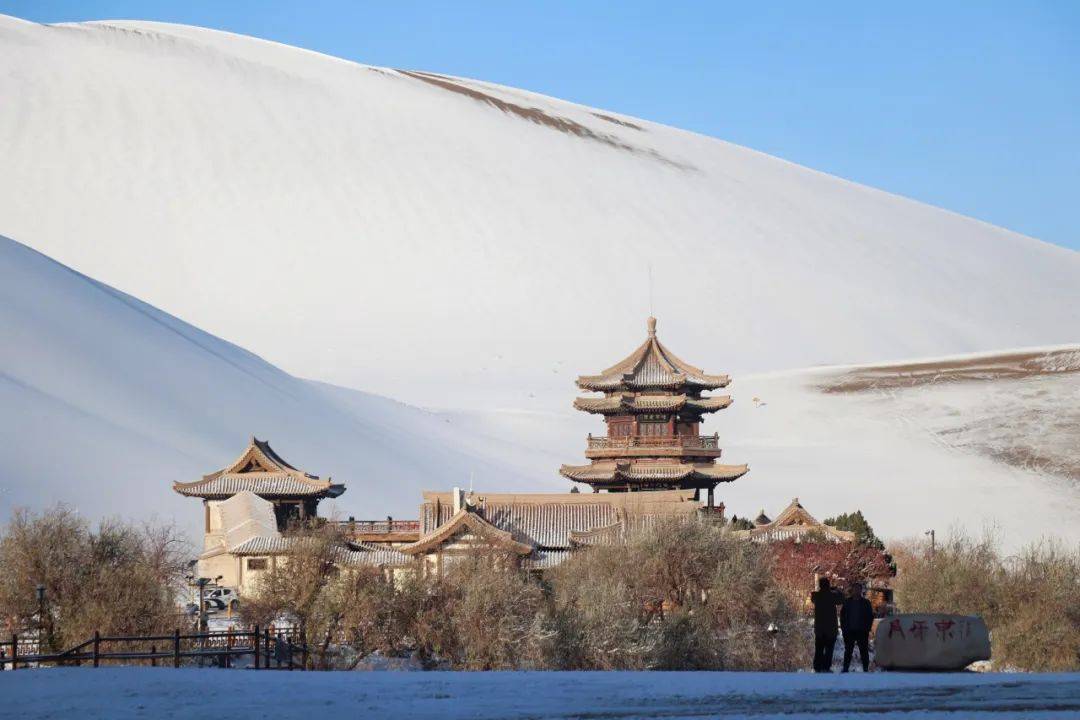 【初雪映美景】于浅冬邂逅一场初雪的浪漫_鸣沙山_月牙泉_泉水