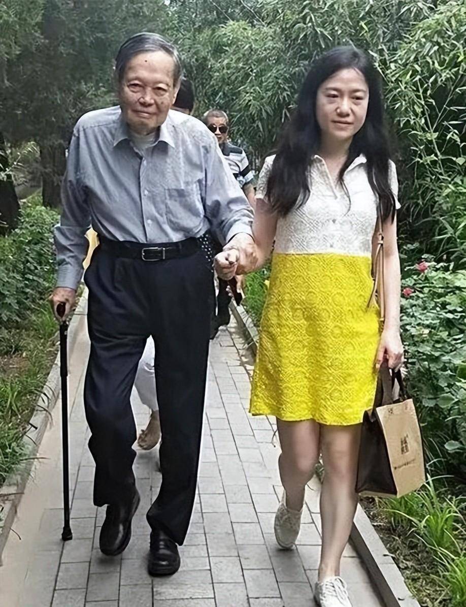 杨振宁罕携娇妻与子女合影!