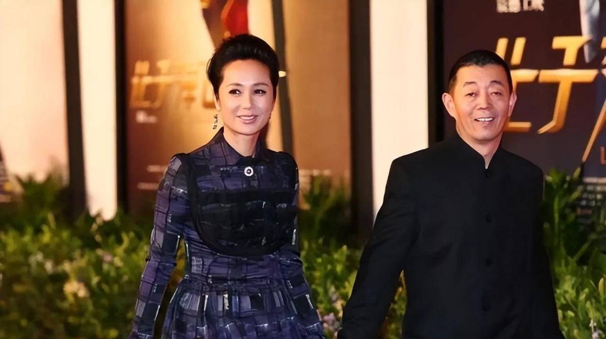 就像56岁的蒋雯丽,穿着格子裙,黑发老公是导演比她大9岁,看起来更像是