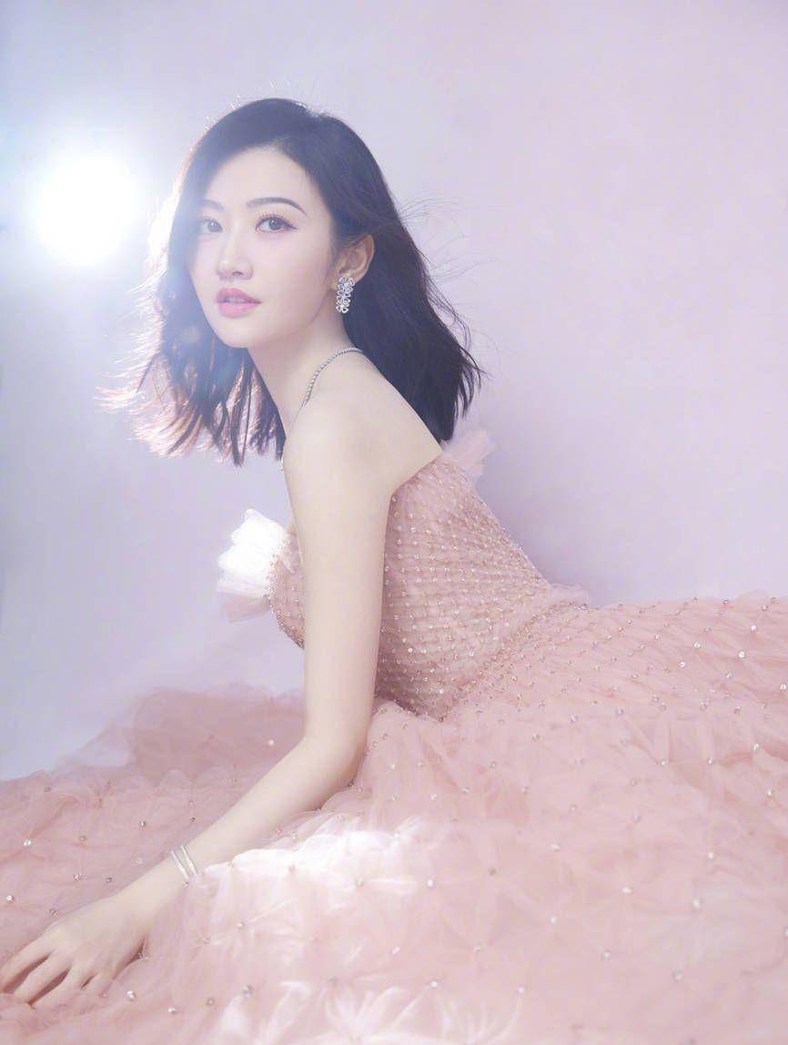 景甜一袭嫩粉色连衣裙衬托出温婉白皙的肌肤,迷人的侧脸让人恋爱