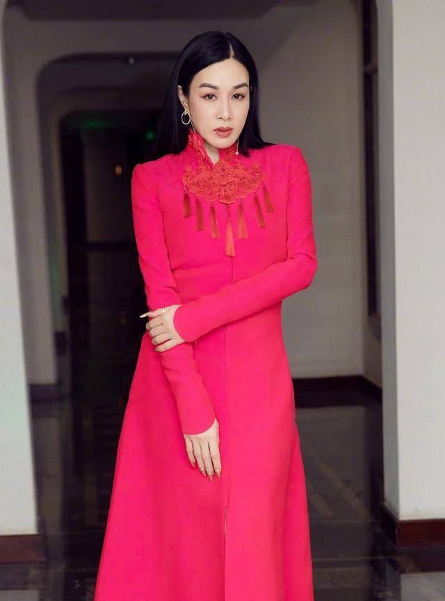 钟丽缇再现"人鱼公主",穿红色鱼尾裙优雅贵气,腰臀比太夸张_裙子_身材