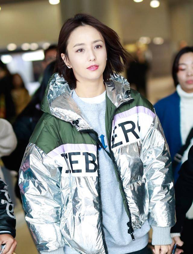 今天看到丫丫佟丽娅的机场穿搭秀,直接是亮瞎了我的眼睛,一件亮片的