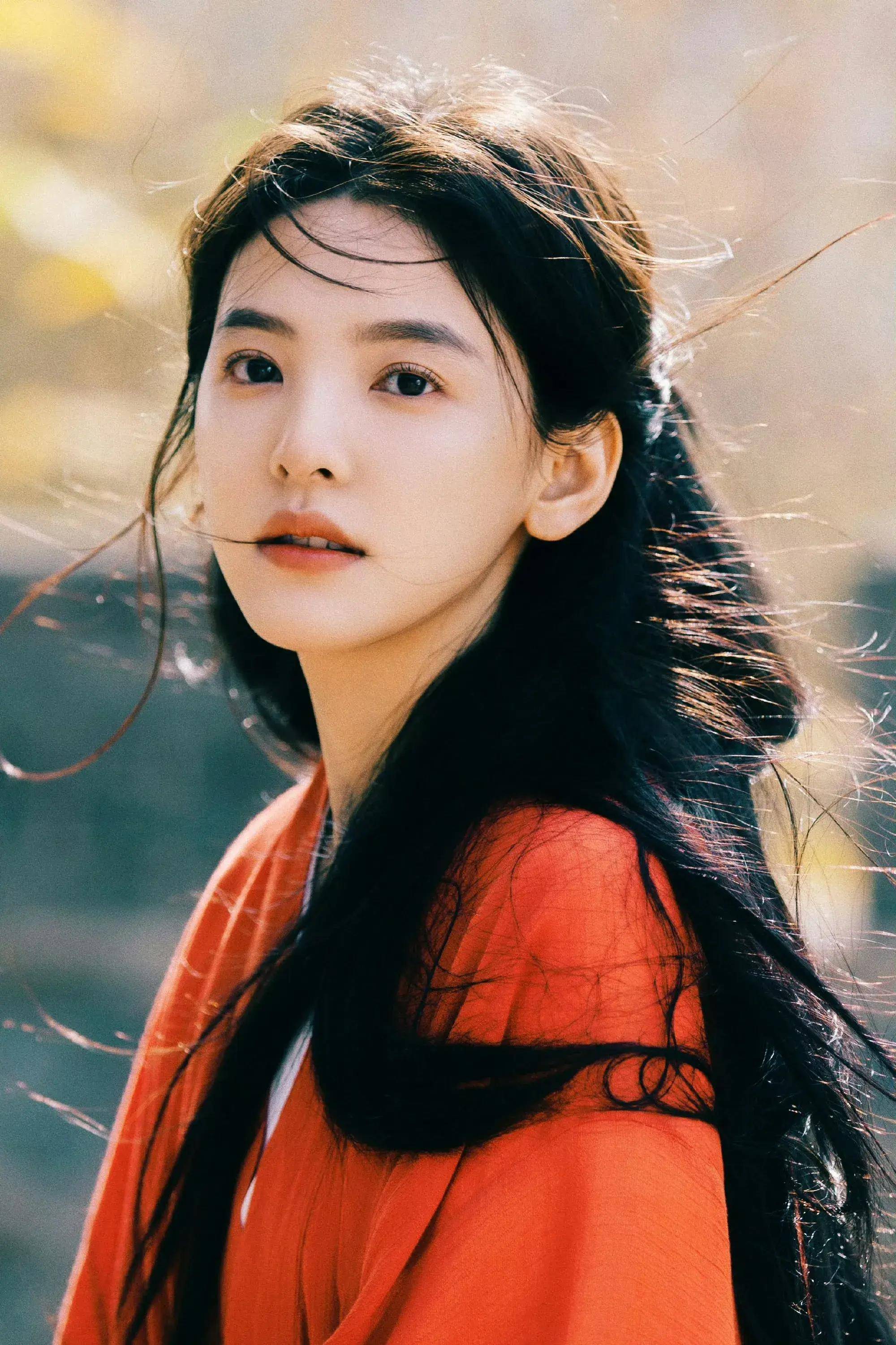 冬日的一抹火焰色:章若楠红衣撑伞古风写真 明媚纯洁_发丝_生日_侵权