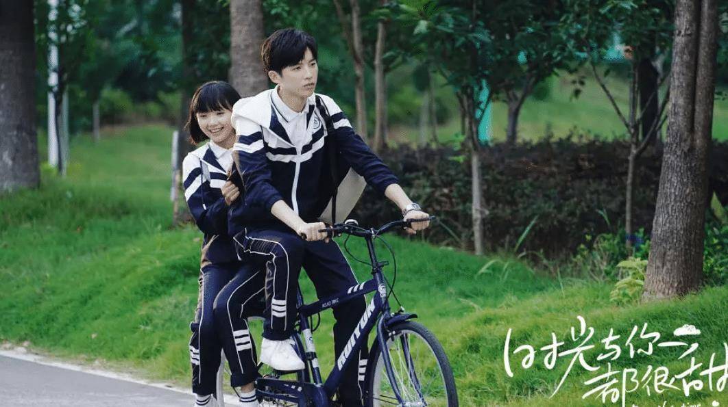 并且吕小雨和孙泽源在剧中的演绎让人很是喜欢的呢,在剧中的互动也是