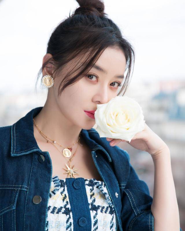 袁姗姗又换新发型,丸子头搭休闲装化身甜美少女,32岁美成了18岁_一身