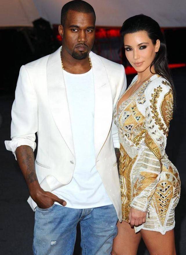 卡戴珊姐妹穿泳装更性感!40岁靳姐裹蛇皮泳裤,巨臀难掩,犯规了