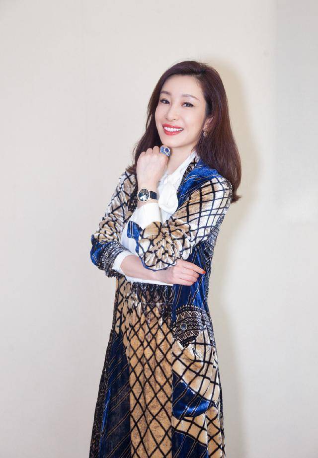 秦海璐身穿粉色连衣裙亮相,满屏少女感,网友:确定有40岁了?