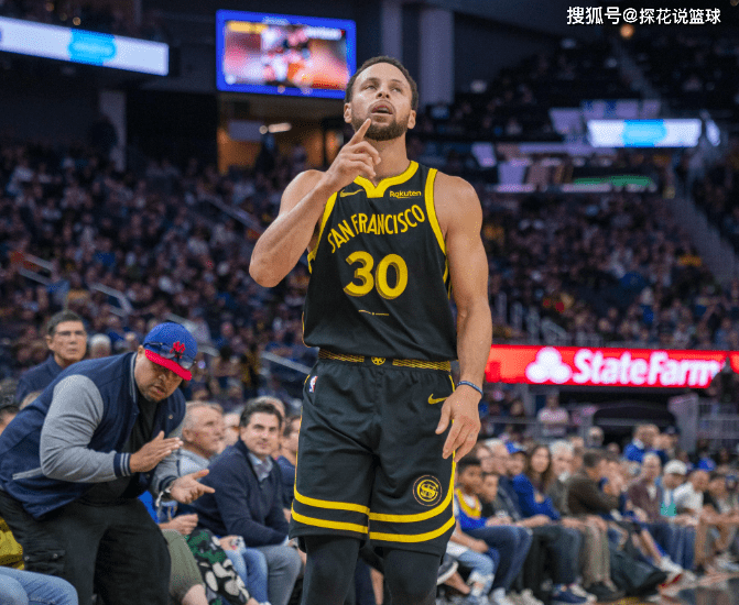 库里遭遇的是右膝扭伤,目前他正在接受进一步的伤情评估,以确定伤势