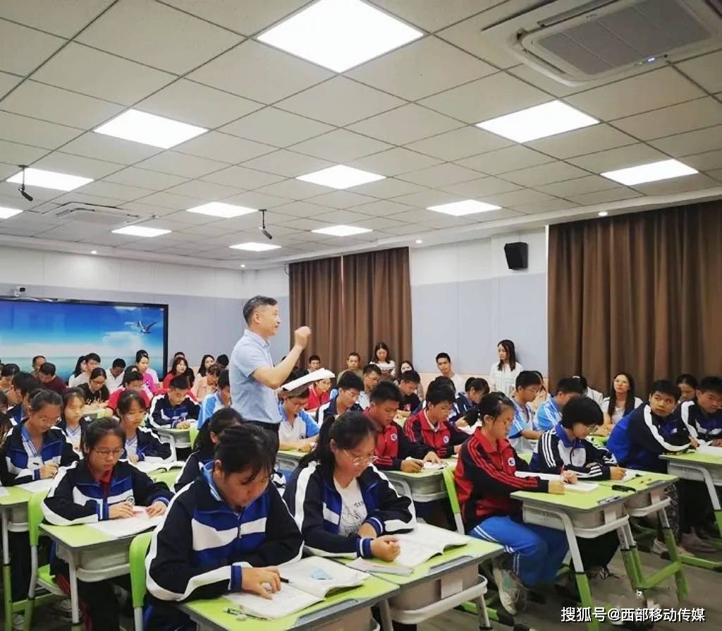 一年来,盐津三中共开展新课标培训18场次,教研活动36场次,公开教学373