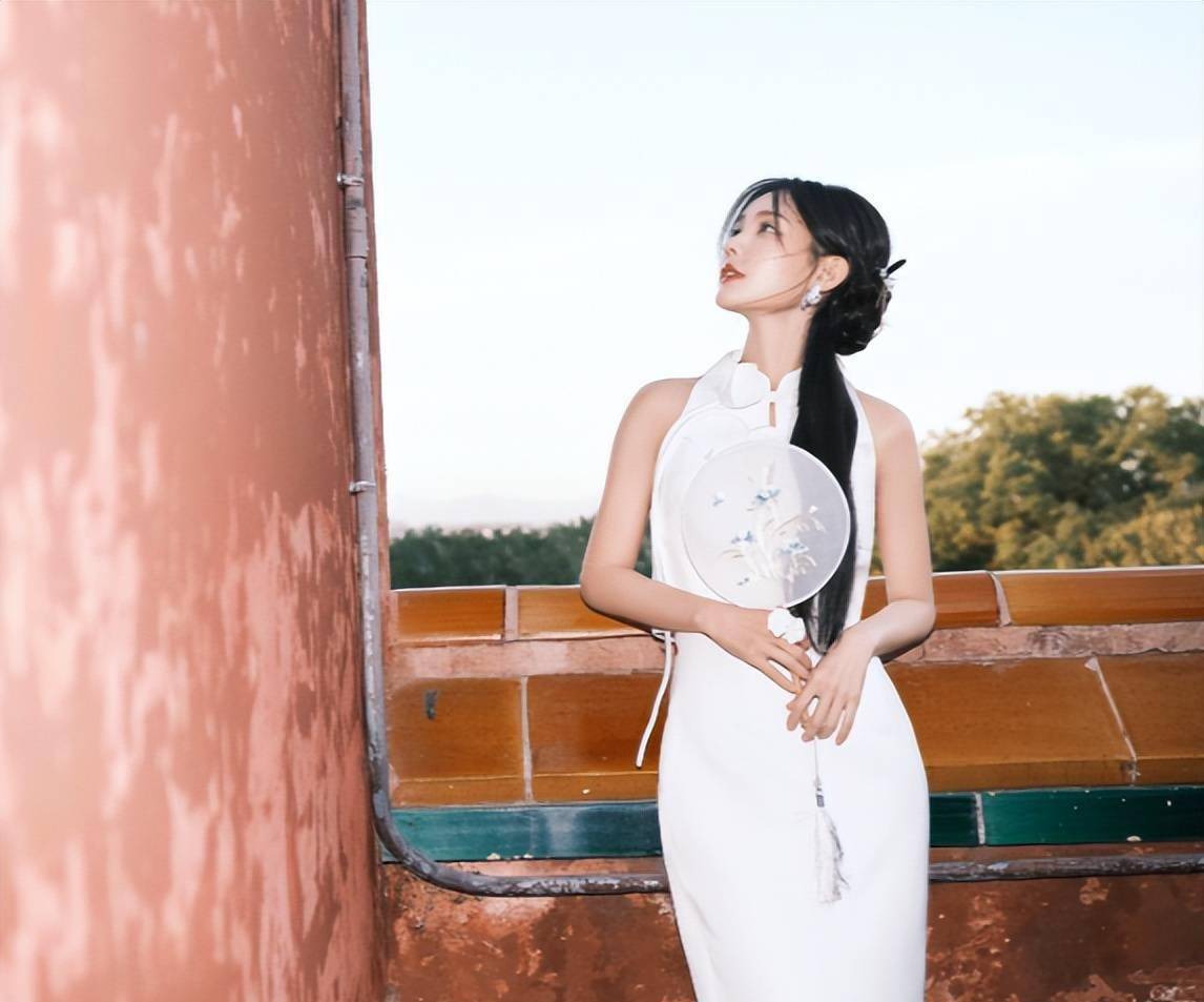 白色挂脖衫长裙, 李一桐手执团扇侧颜优越,又美又飒!_网友_照片_寒夜