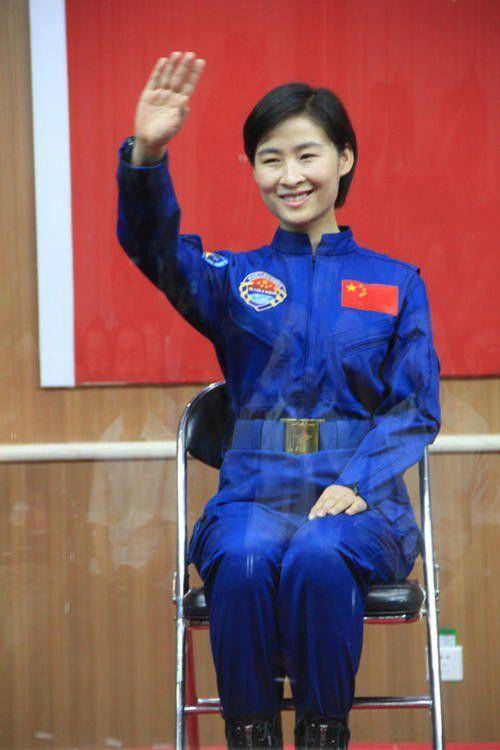 中国首位女航天员,曾结婚8年拒绝生子,飞天前给丈夫留下2条遗言_刘洋