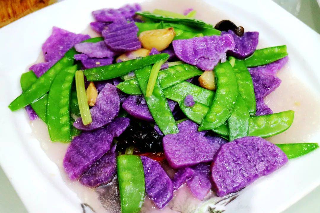 紫淮山炒荷兰豆,第一次吃紫色的淮山,还蛮新奇的,口感上和普通的淮山