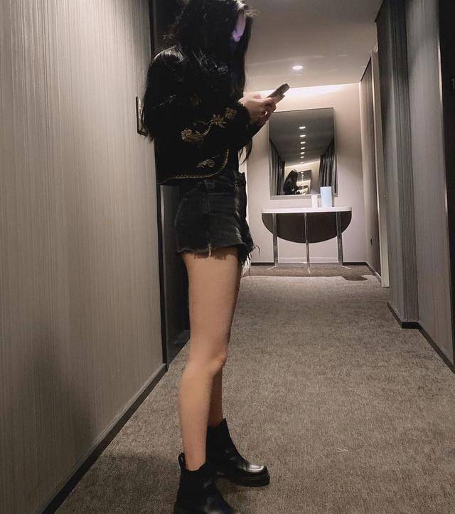 李咏17岁女儿法图麦晒性感生活照,穿超短裤双腿比例惊人赶超杨幂_身材