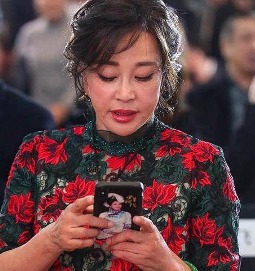 65岁刘晓庆弹钢琴,自称音乐高材生,卸下浓妆后真实状态引热议_时候