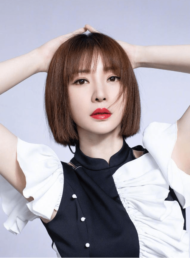 总结:随着年龄的增长,柳岩也从时尚风走到了知性的风格,更加具有女人