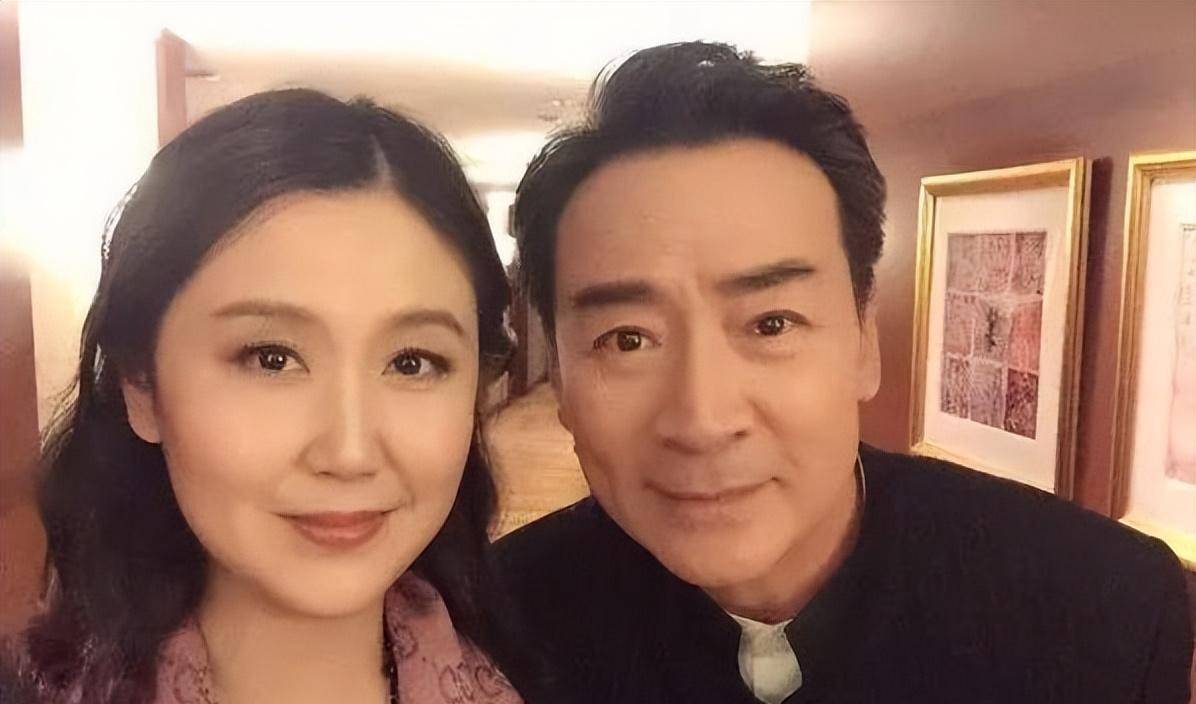 69岁寇振海现状:白发老态,儿子上高中,妻子风韵犹存_李婷_演艺_生活