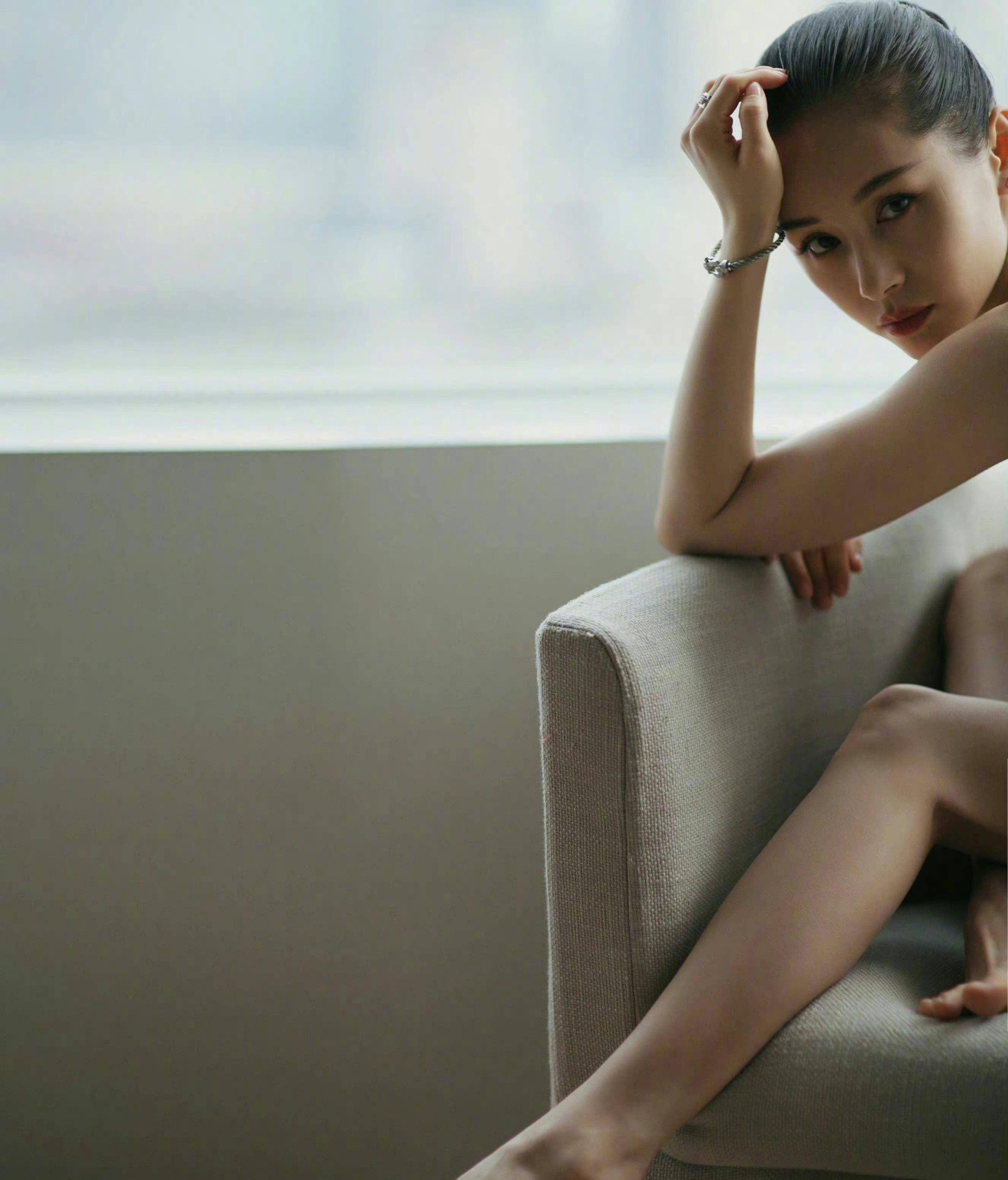 王子文,黑色酷装,半裸玉背,修长的玉腿,精致的白玉脚,图片分享_广告