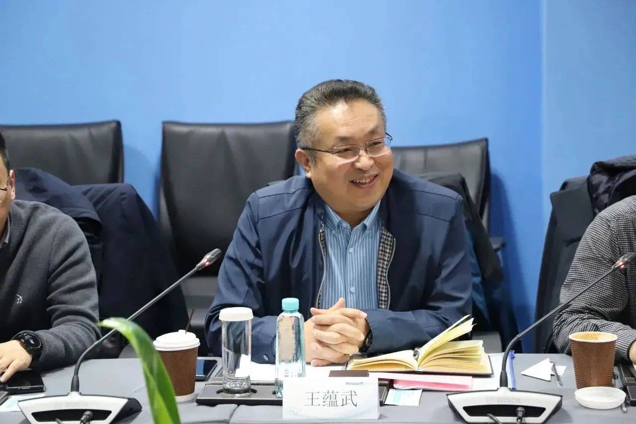 省卫健委中医健康处处长刘嵘,省科技厅高兴技术产业培育处处长宋兴奎