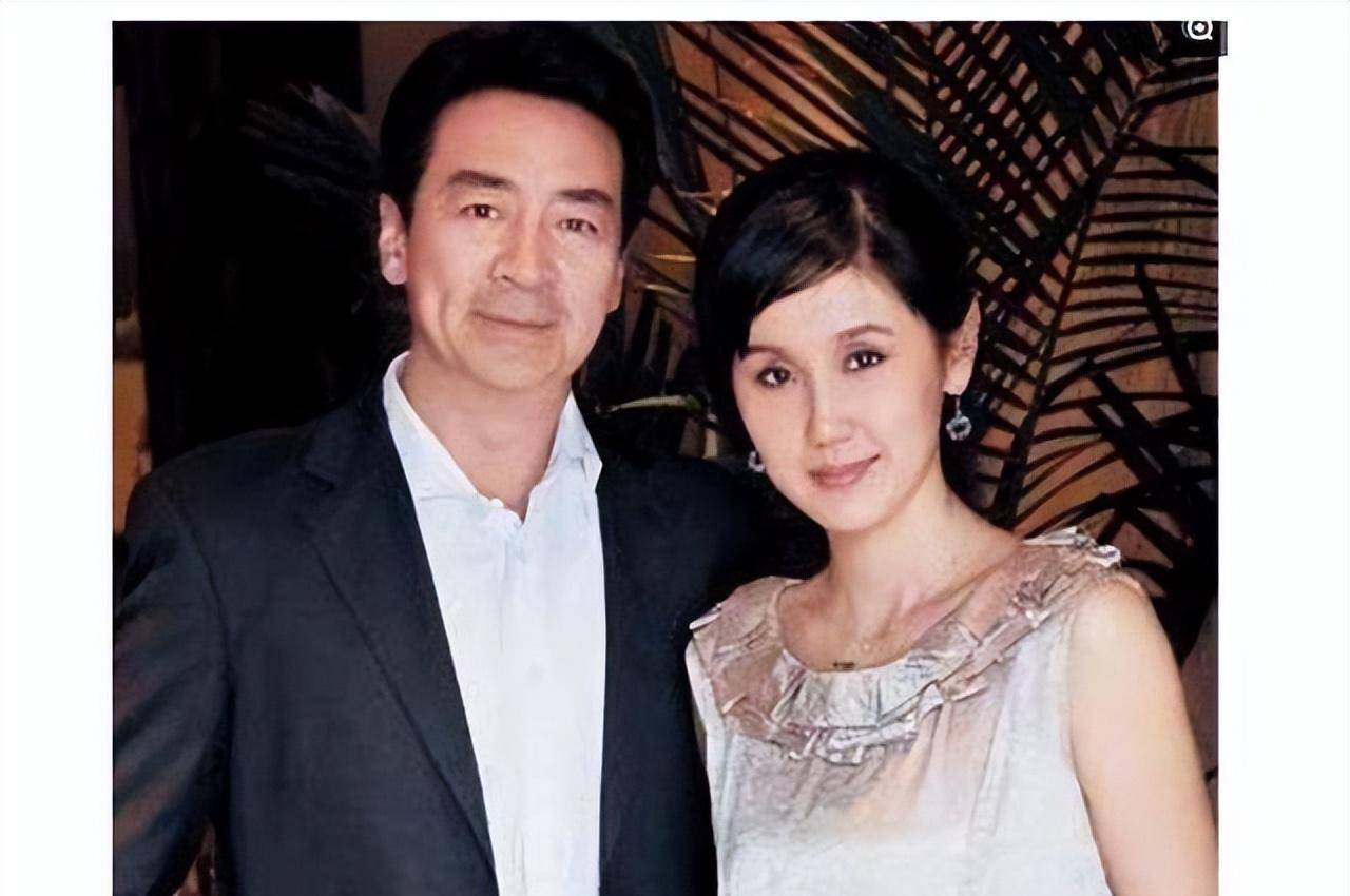 69岁寇振海现状:白发老态,儿子上高中,妻子风韵犹存_李婷_演艺_生活