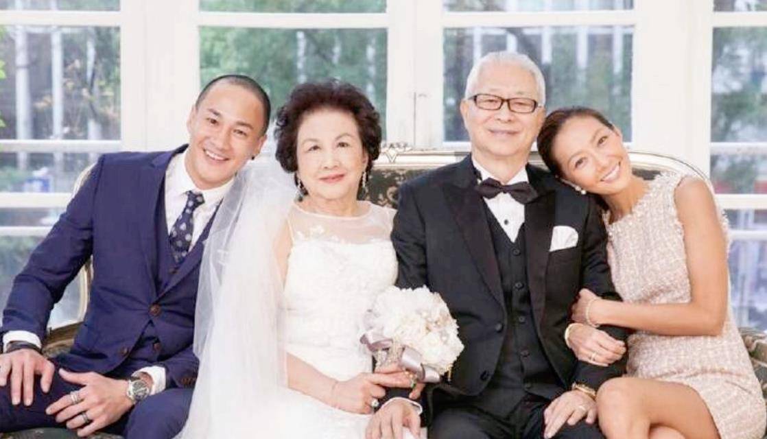 何润东夜店遇真爱,与售货员老婆恩爱14年无子女,婴儿车里放宠物_时候