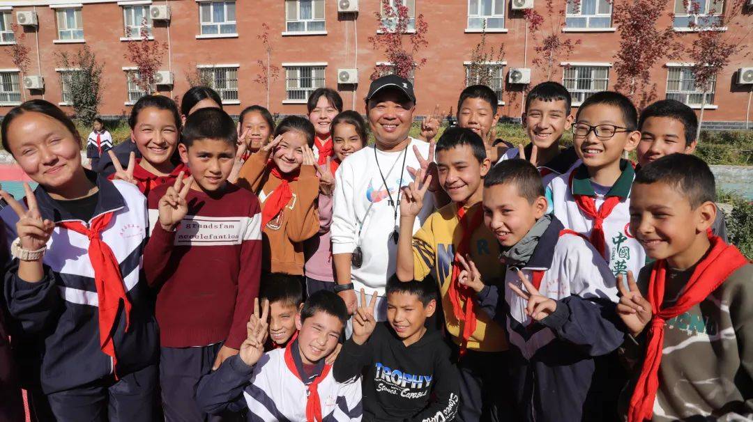 援疆教师夏荣和他的"孩子们"中午12时许,上课铃响,泽普县第五中学7