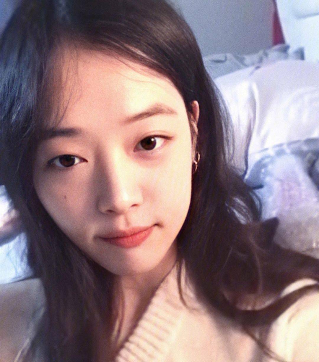 25岁知名女星崔雪莉去世三年后生前纪录片被公开思想大胆奔放