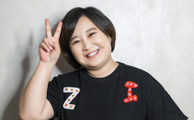 每天放学后的第一件事就是回家看《曲苑杂坛》,她还会模仿电视剧中的