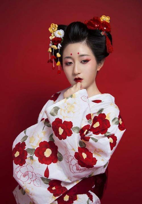 花魁是吸金的头号人物,因此待遇也极为优渥,所居所住的甚至于媲美千金
