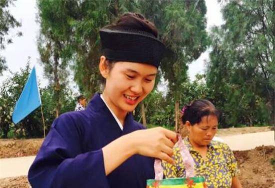 她被誉为中国最美女道士,名校毕业家境好,与大学男友分手后出家_刘景