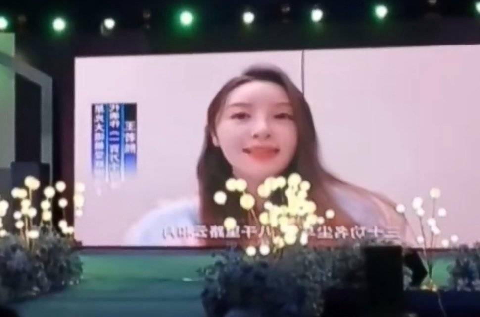 王若曦是一位职业歌手.