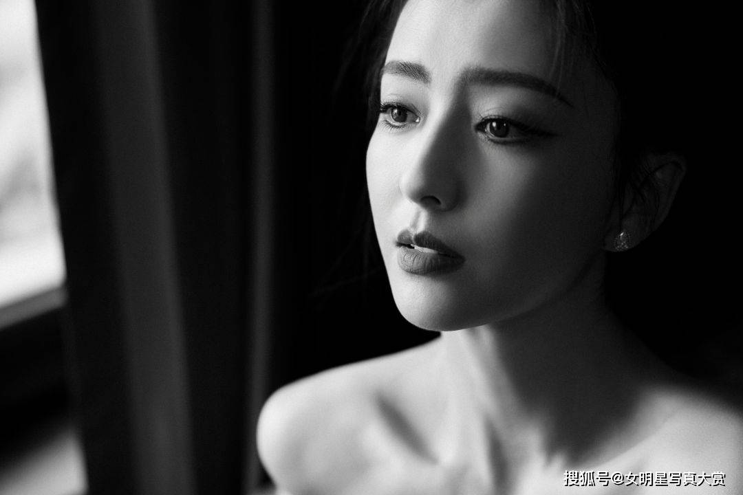 【佟丽娅性感写真壁纸】黑色抹胸长裙,优雅复古,金鸡奖红毯造型_光芒