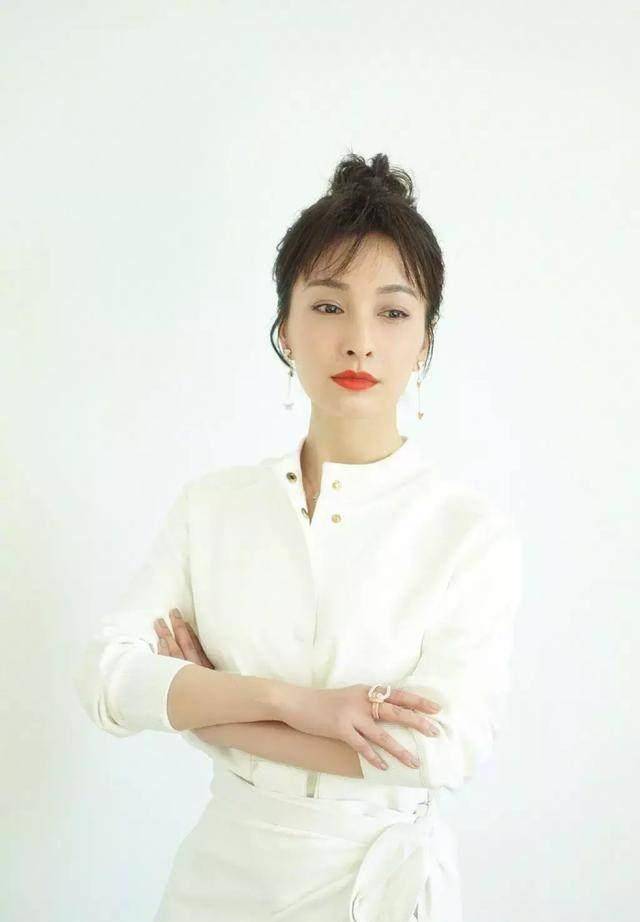 吴昕剪了这款刘海后变的非常的年轻,网友:有点像高中生一样年轻_发型