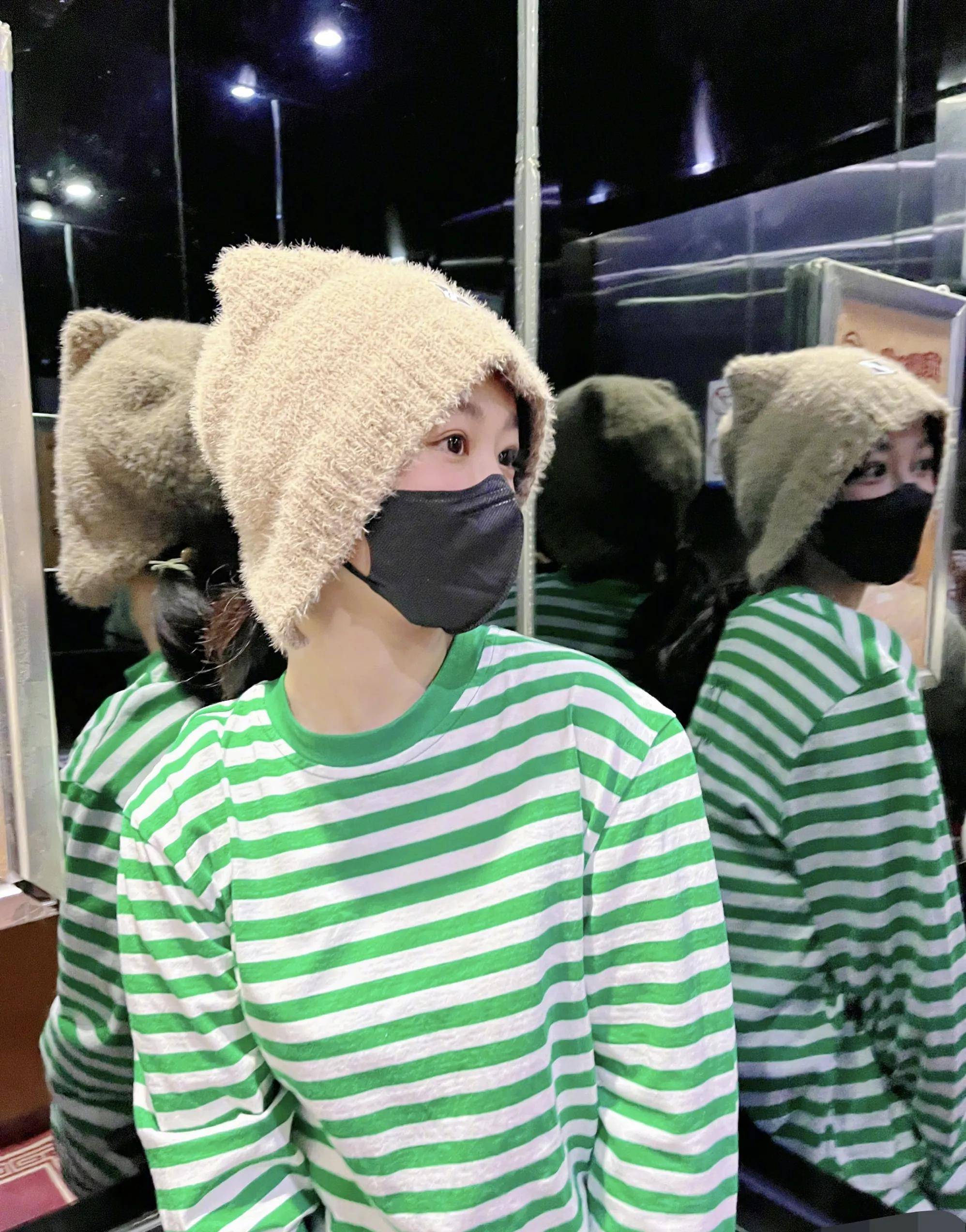 来看看杨紫近期穿搭,更漂亮了也更显嫩,看着像高中生呢!