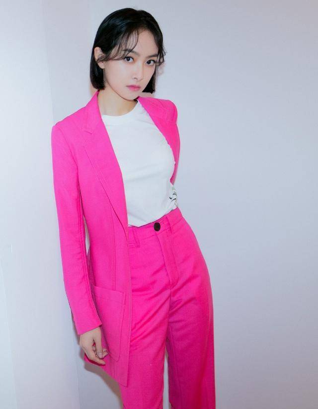 30岁宋茜齐肩波波头短发搭配大衣,气质开挂,秒变成18岁少女_造型_效果