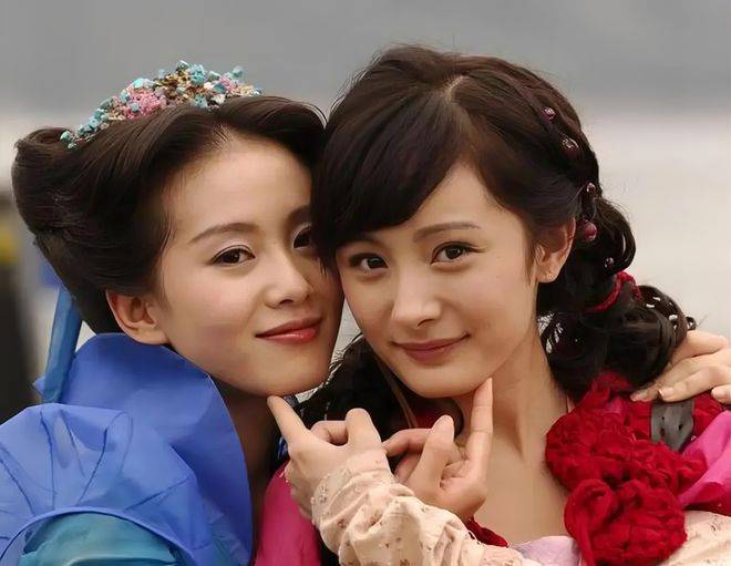 当时,据说刘诗诗能出演《步步惊心》,也跟杨幂有着很大的关系,因为