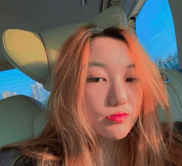 李嫣开新账号罕见晒视频秀正脸,再现王菲双麻花辫,嘴唇恢复太好_头发