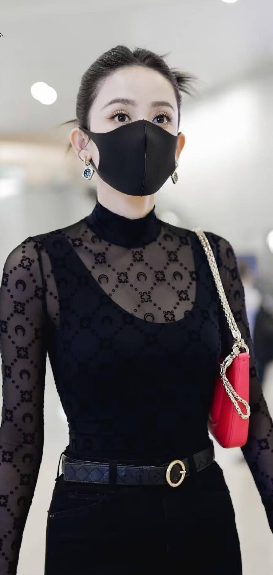 古力娜扎现身机场,身穿紧身裤秀出纤细美腿,她非常漂亮又优雅