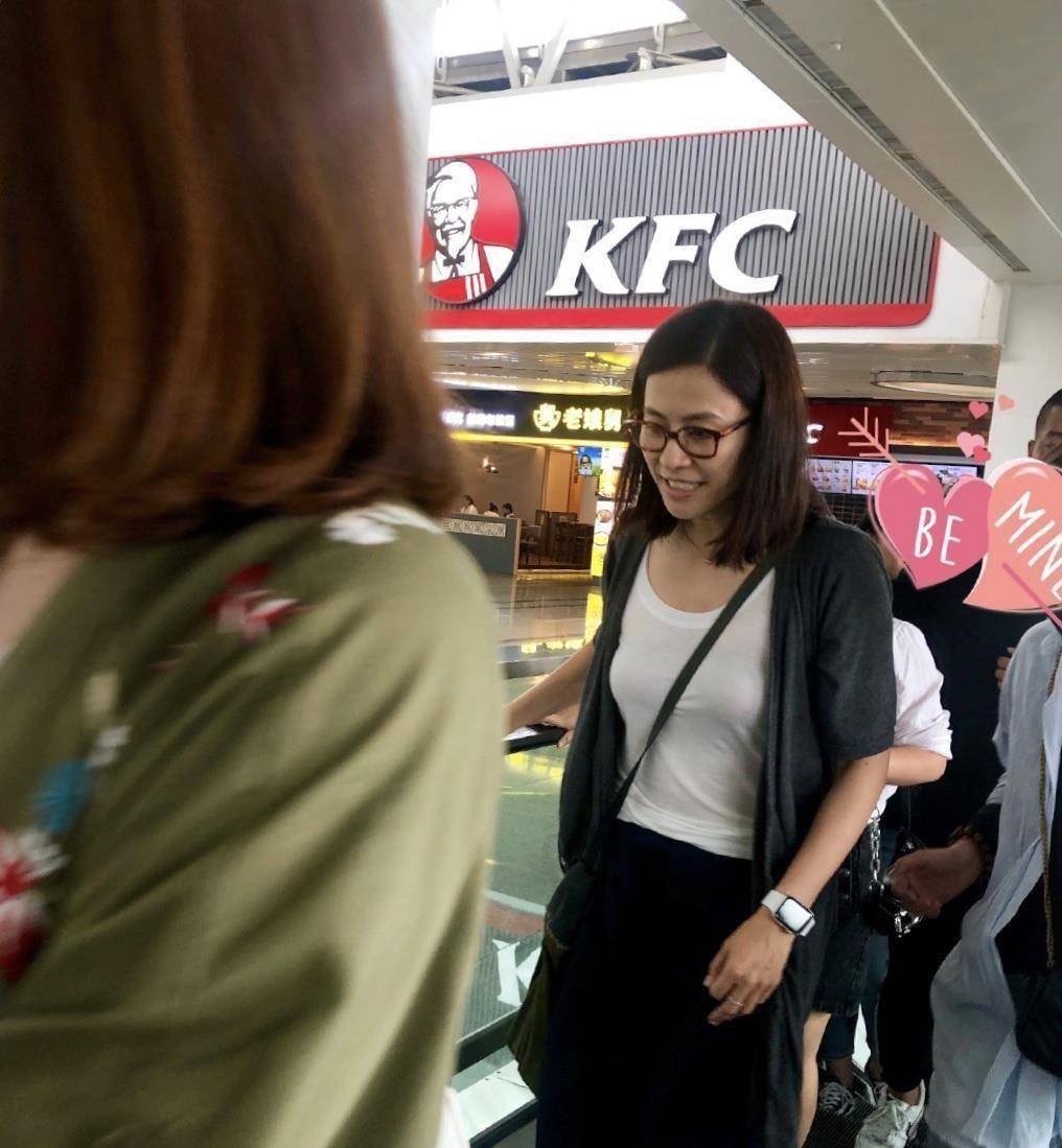 宣萱素颜自然且自信,中年打扮也不装嫩,这53岁看起来就像35岁!