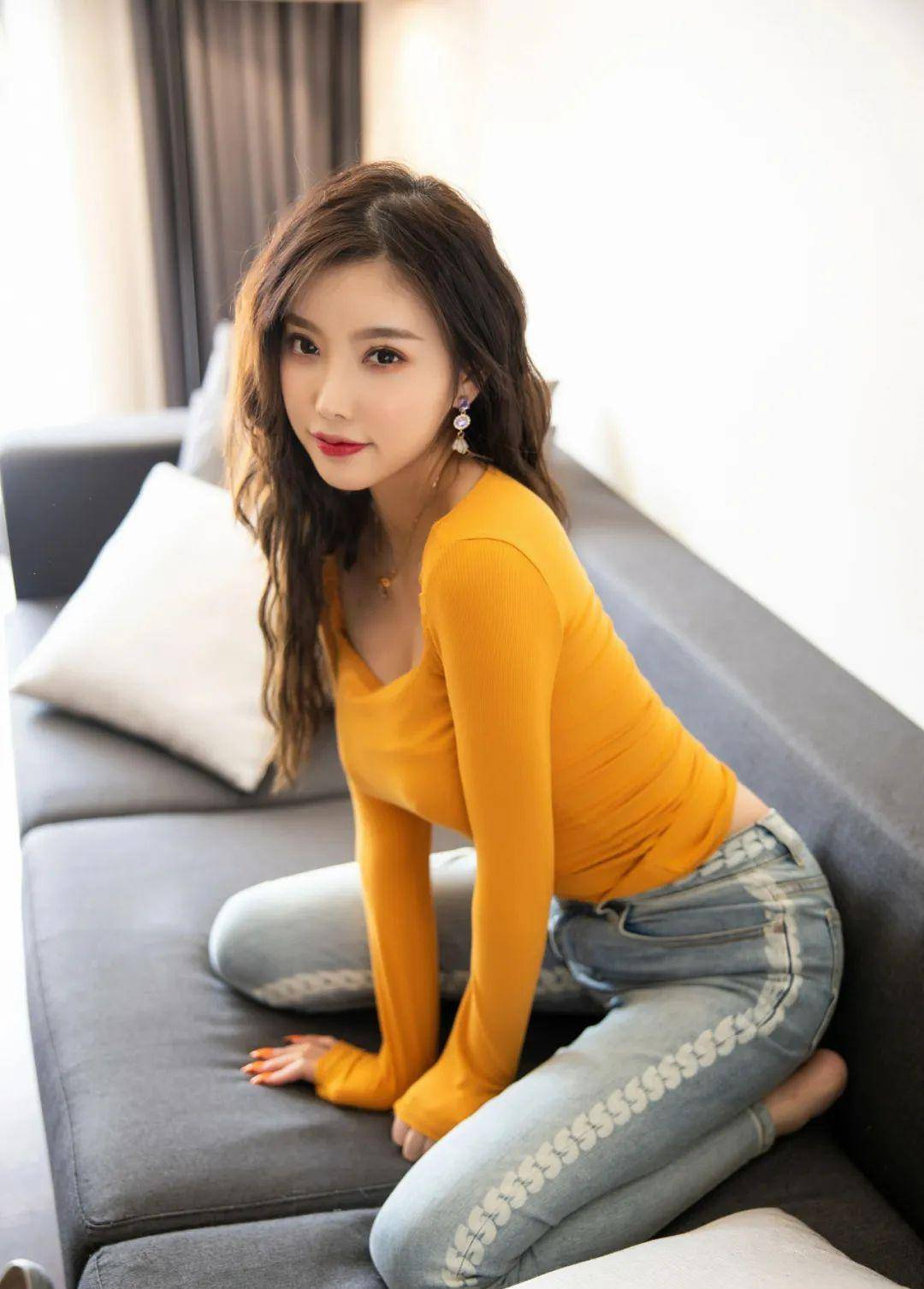 杨晨晨衣服曝光:黄色裤子和牛仔裤!_时尚_紧身_上衣