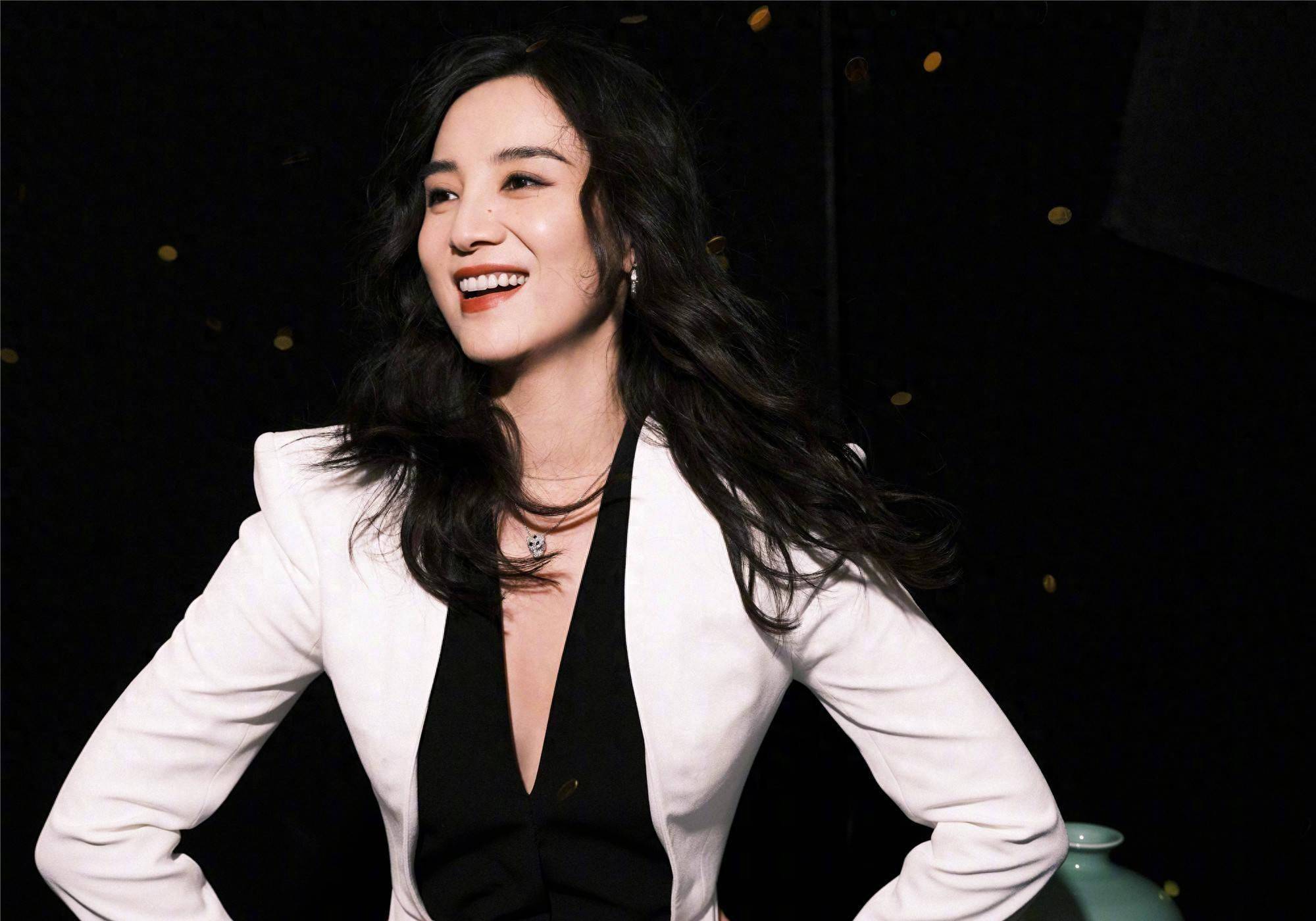 事业如日中天的小宋佳,为何情史止步不前?