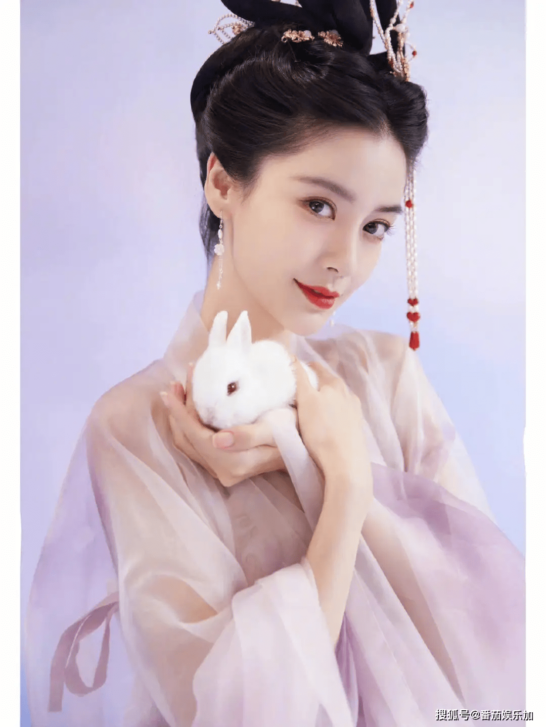 在电影《鬼吹灯之寻龙诀》中,她饰演了一个勇敢的女性探险家,这个角色