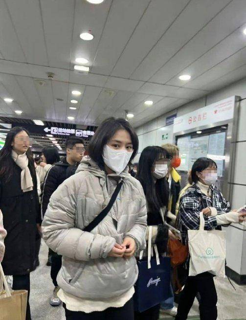 35岁马思纯上海坐地铁被偶遇，女神状态极佳，新剧何时播出引期待  第7张