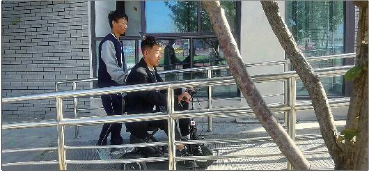 他即是一名同学，又是一名伙伴，更是一名无微不至的长者