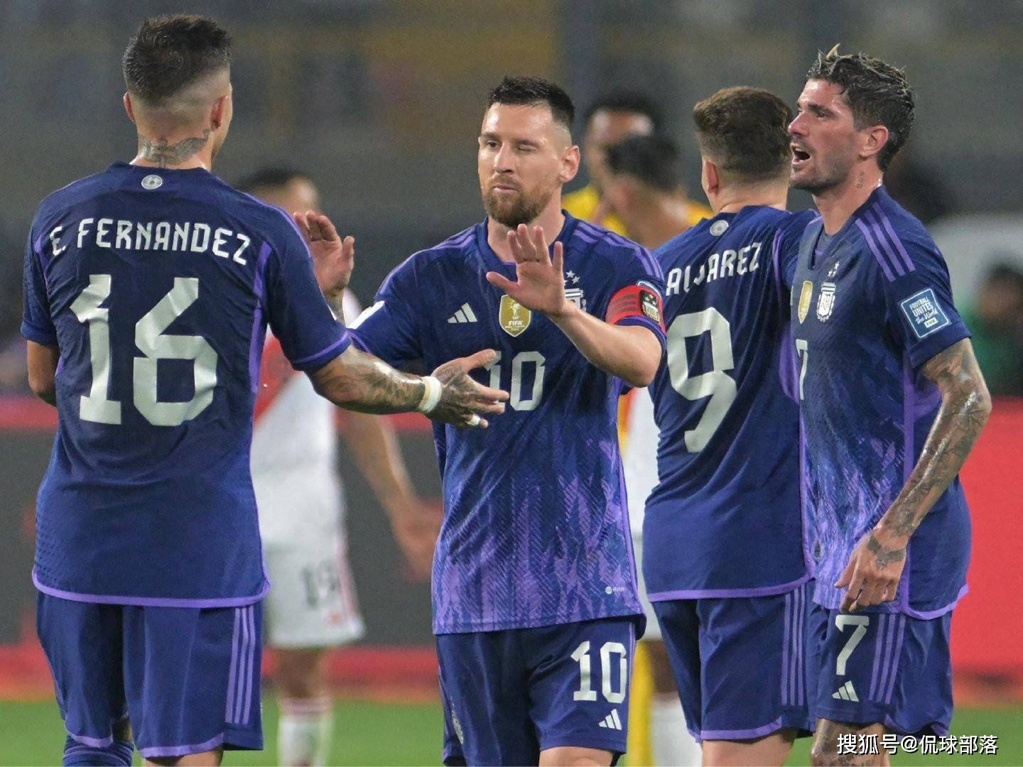 太火爆了！梅西怒了：肘击+锁喉对手，逃过红牌，阿根廷接近首败_搜狐网