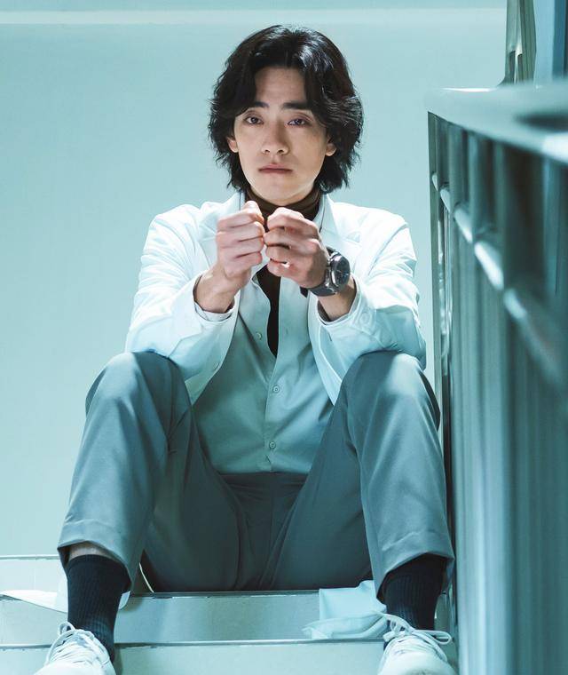 郑云龙无论是颜值还是演技都是一流的,他在剧中饰演年轻天才医生许童