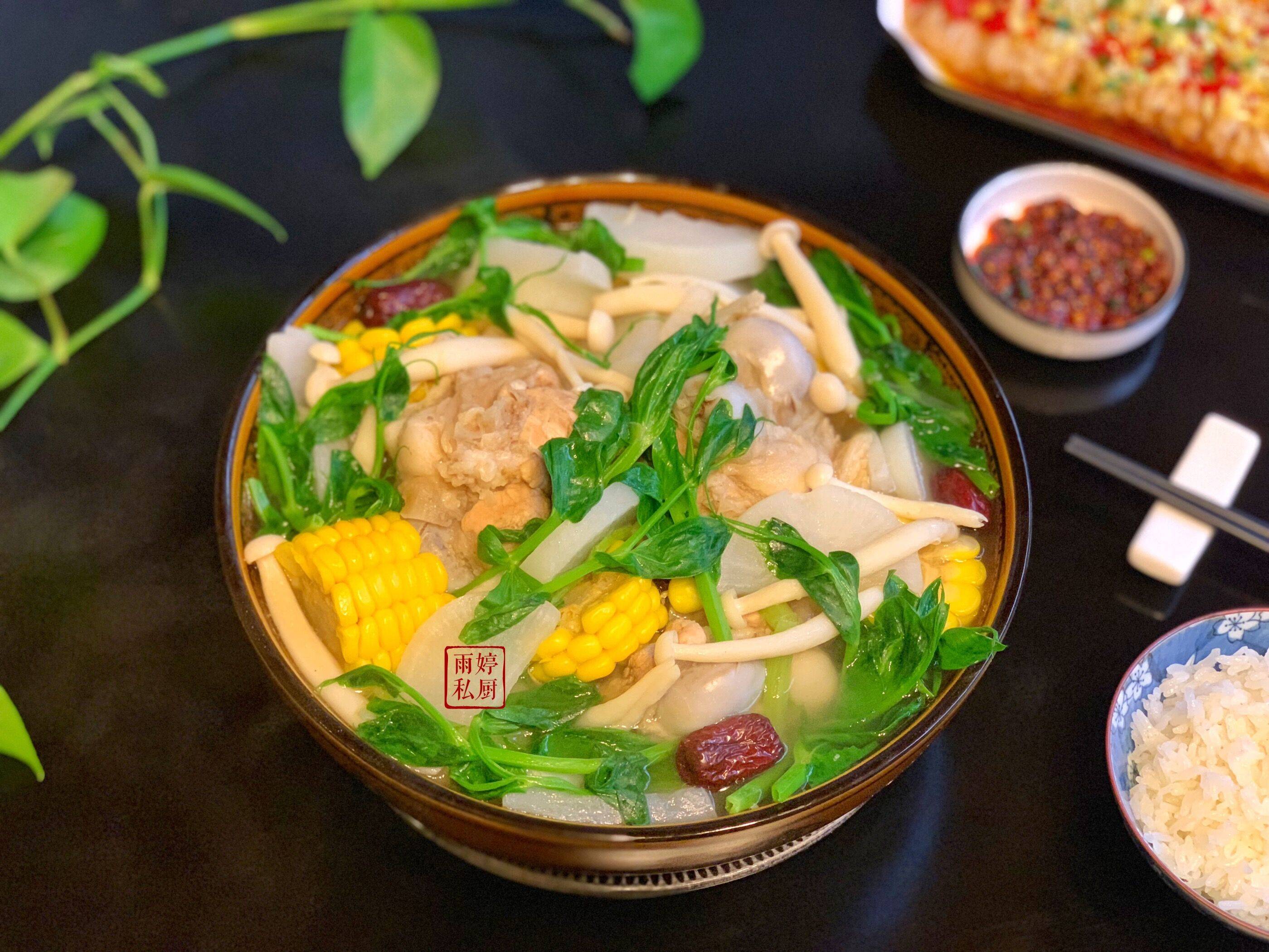 1,猪骨剁成大块,焯水后放入砂锅中,加入大葱段,生姜片,桂皮