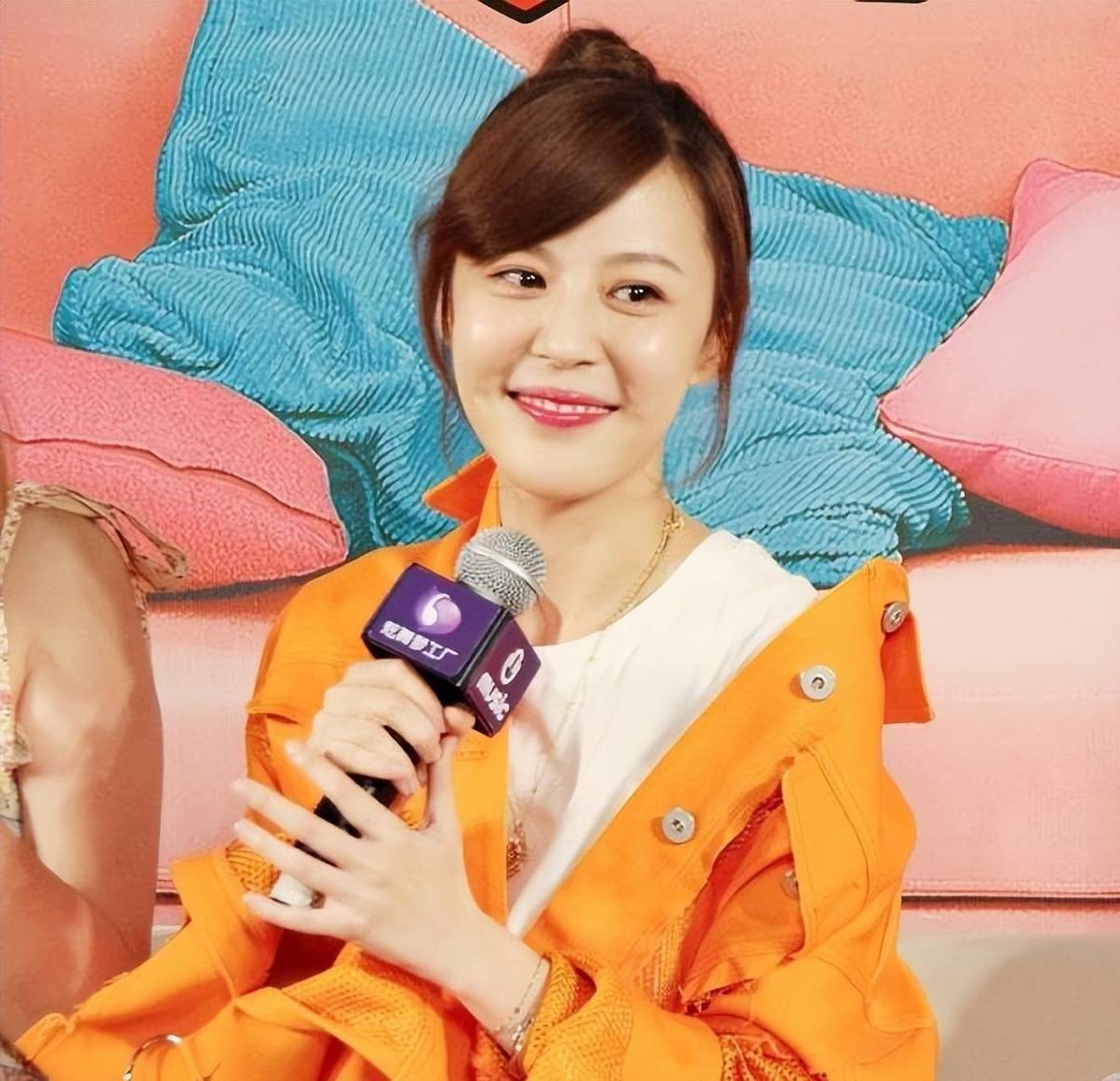 李金铭恋爱了,想要结婚,但她的经纪人却直接告诉她要恐婚.哈哈哈哈哈!