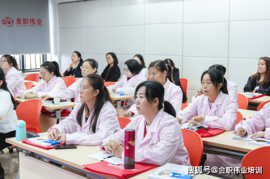 月嫂证和育婴员证有什么区别