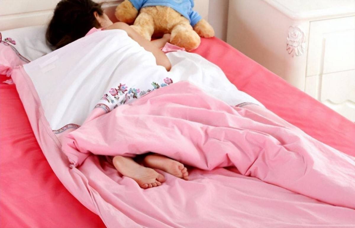 冬天,孩子睡觉爱踢被子不一定是热,他的"苦衷",父母要知道_睡眠_情况